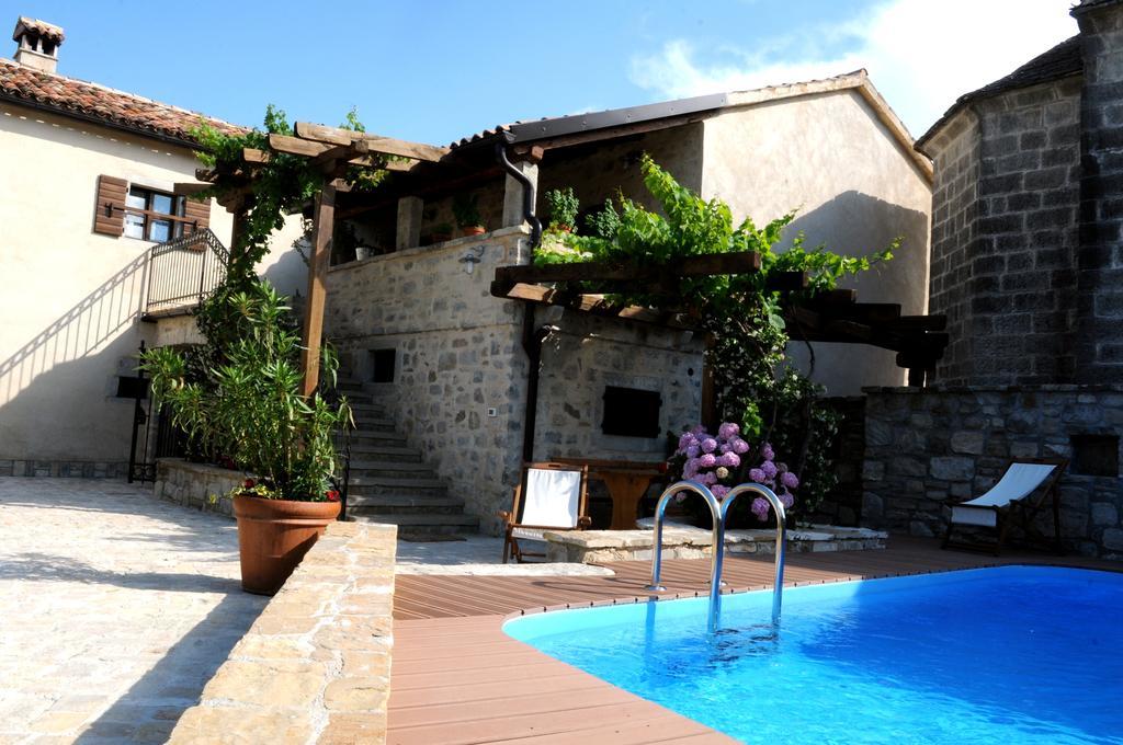 Holiday Homes Poli Svetega Antona Gracisce Exterior foto